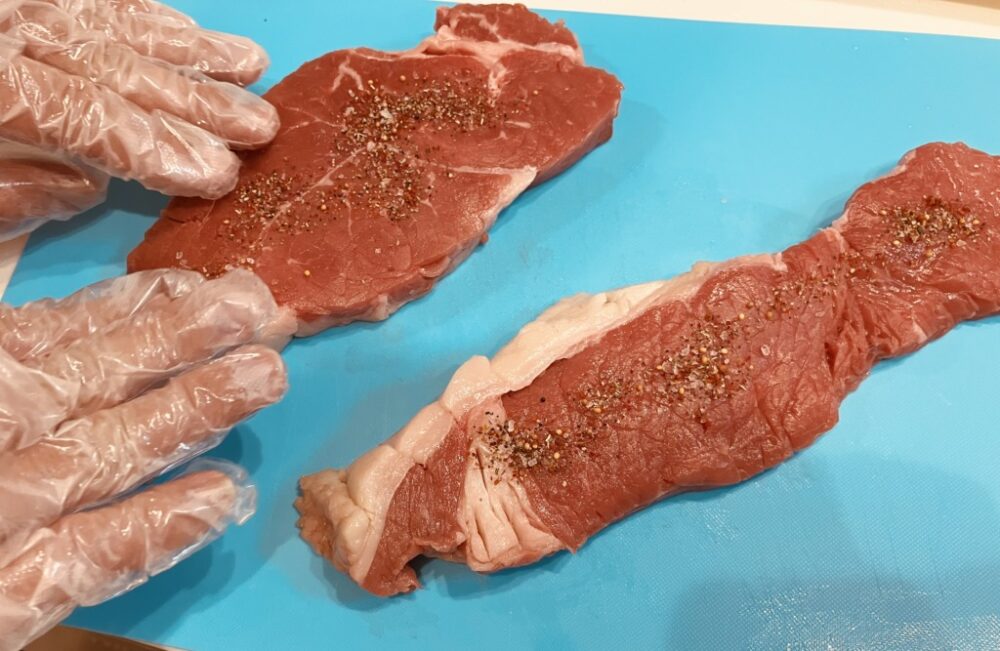 肉用スパイスをすりこむ