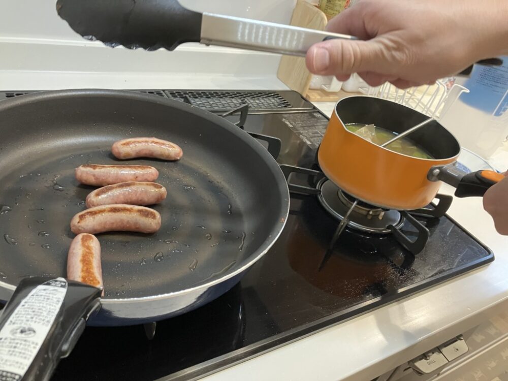 生ウインナーを焼き色がつくまで焼く