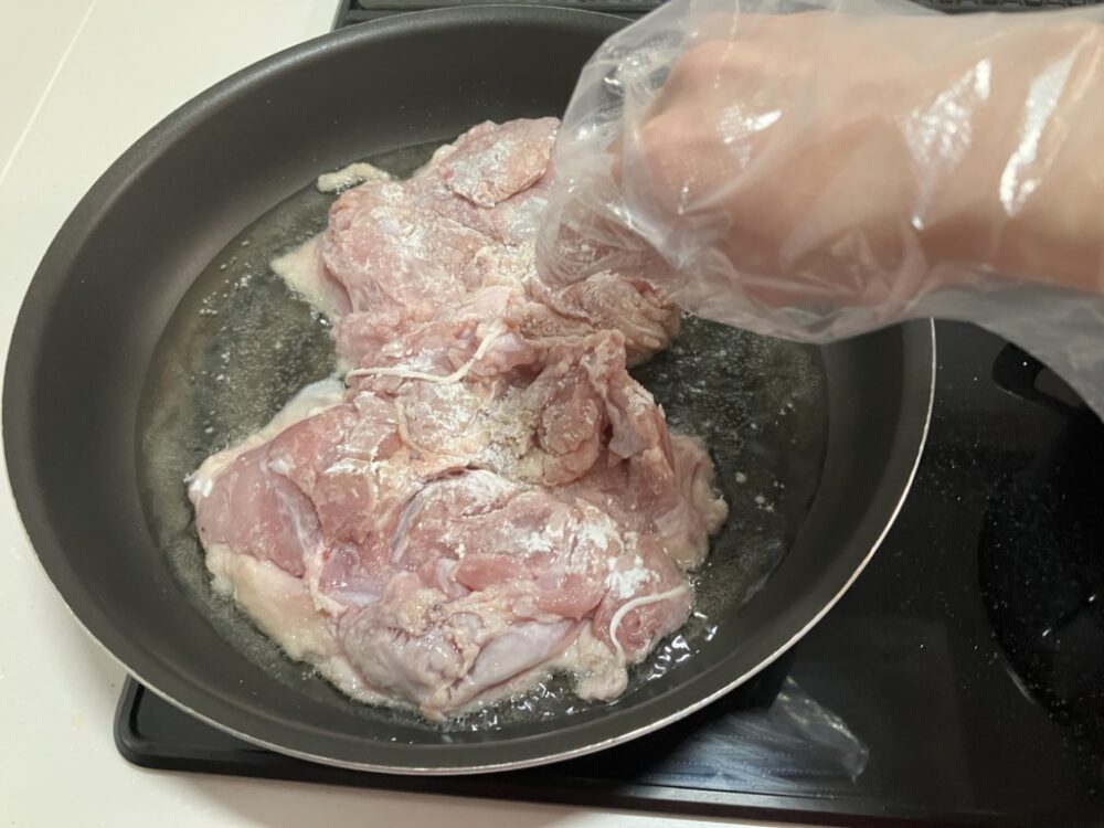 鶏肉を揚げ焼きする