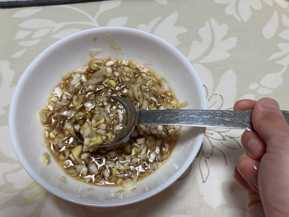 調味料を混ぜ合わせる