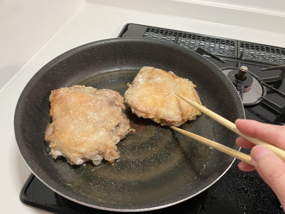 焼き色がついたら鶏肉を裏返す