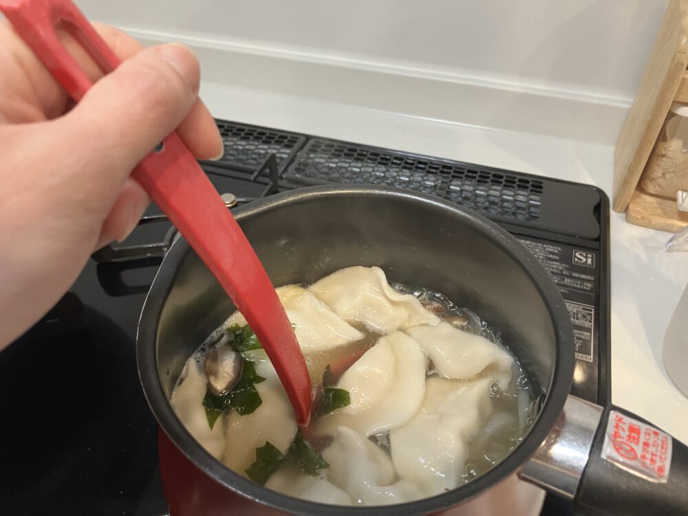 中華風スープにそのまま餃子を入れて煮込む